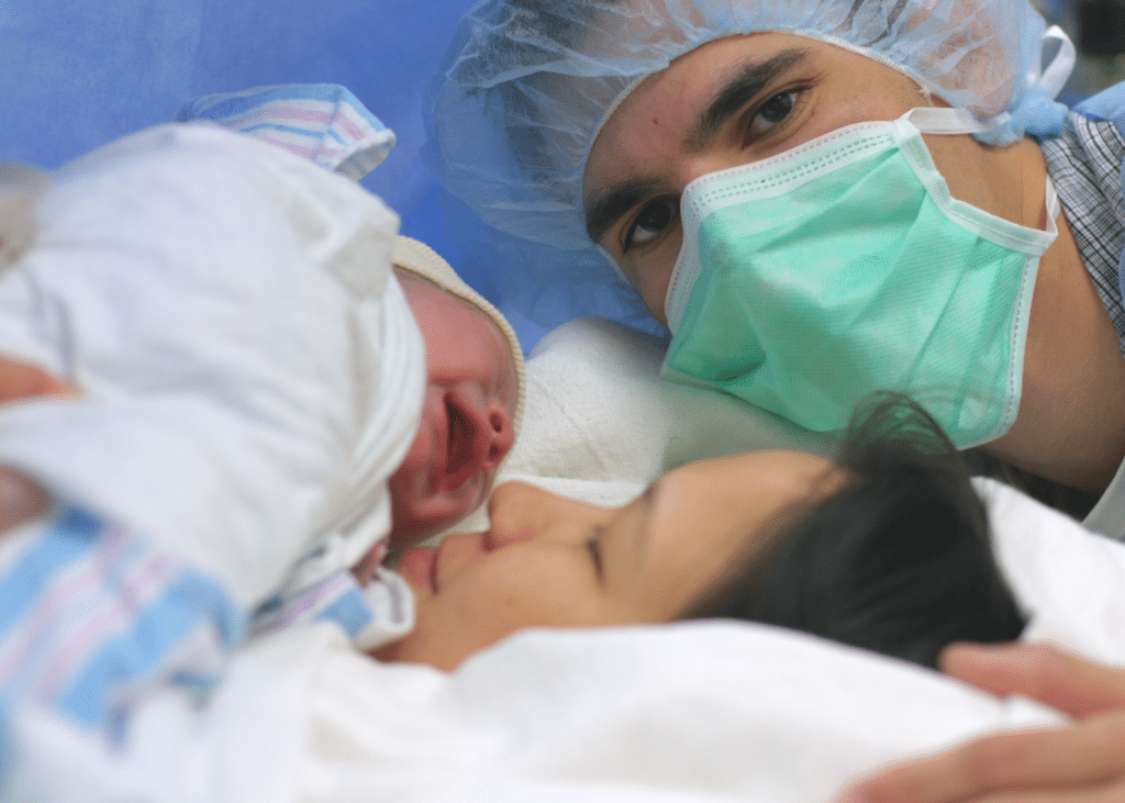 calin avec bébé après une césarienne