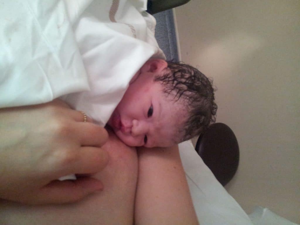 Nouveau-né en peau à peau contre sa mère dans les heures qui suivent la naissance